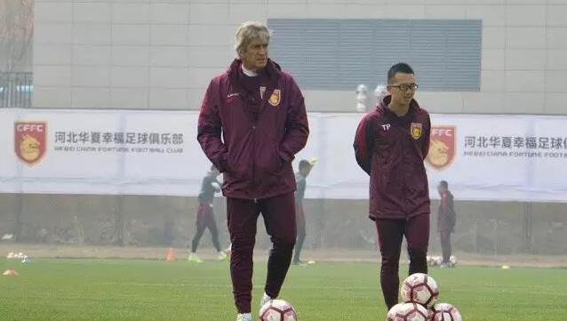 而在《普罗米修斯》中，外星工程师缔造了人类，可是他醒来以后倒是要把异形带到地球上往覆灭人类。
